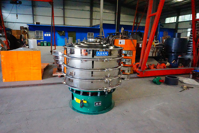 直徑1500mm振動篩是一個四個出料口，三層振動篩框的選震動篩，屬于較大型號的產品。