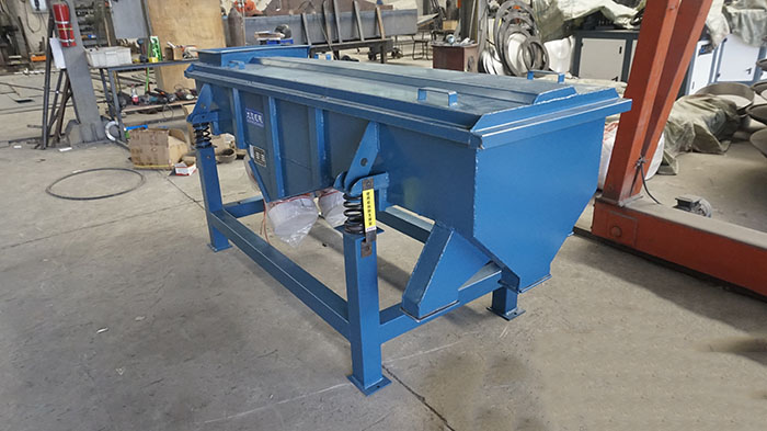 520型直線振動篩主要采用的還是304不銹鋼材質(zhì)，能夠?qū)崿F(xiàn)長久化衛(wèi)生化的物料的篩分。